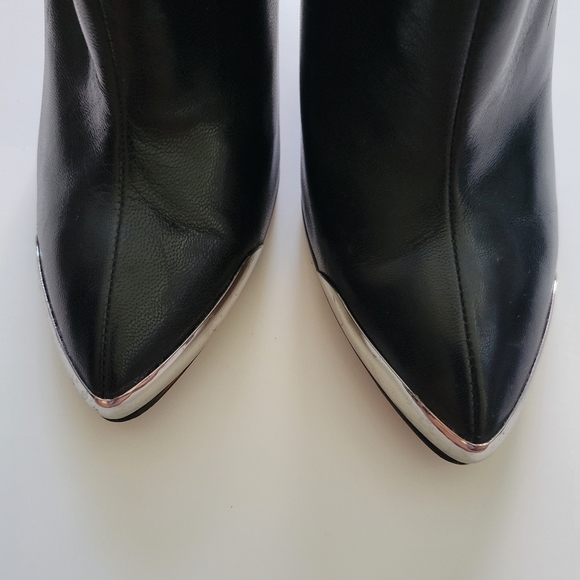 CHINESE LAUNDRY BLACK LEATHER ANKLE BOOTIES W/ SILVER HEEL & TRIM - Picture 3 of 11